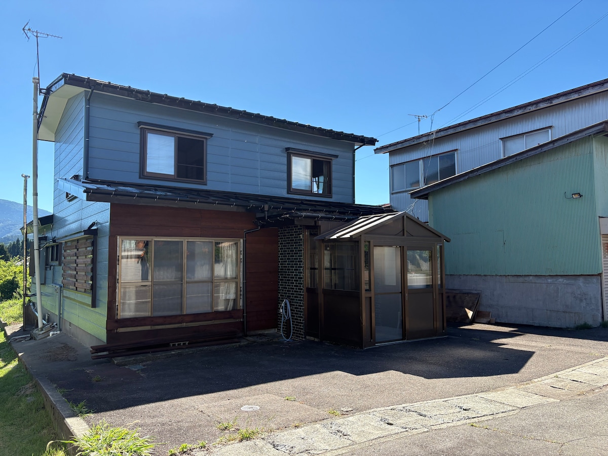 六合居 Rikugo Valley の外観。晴れた日の2階建ての建物と玄関