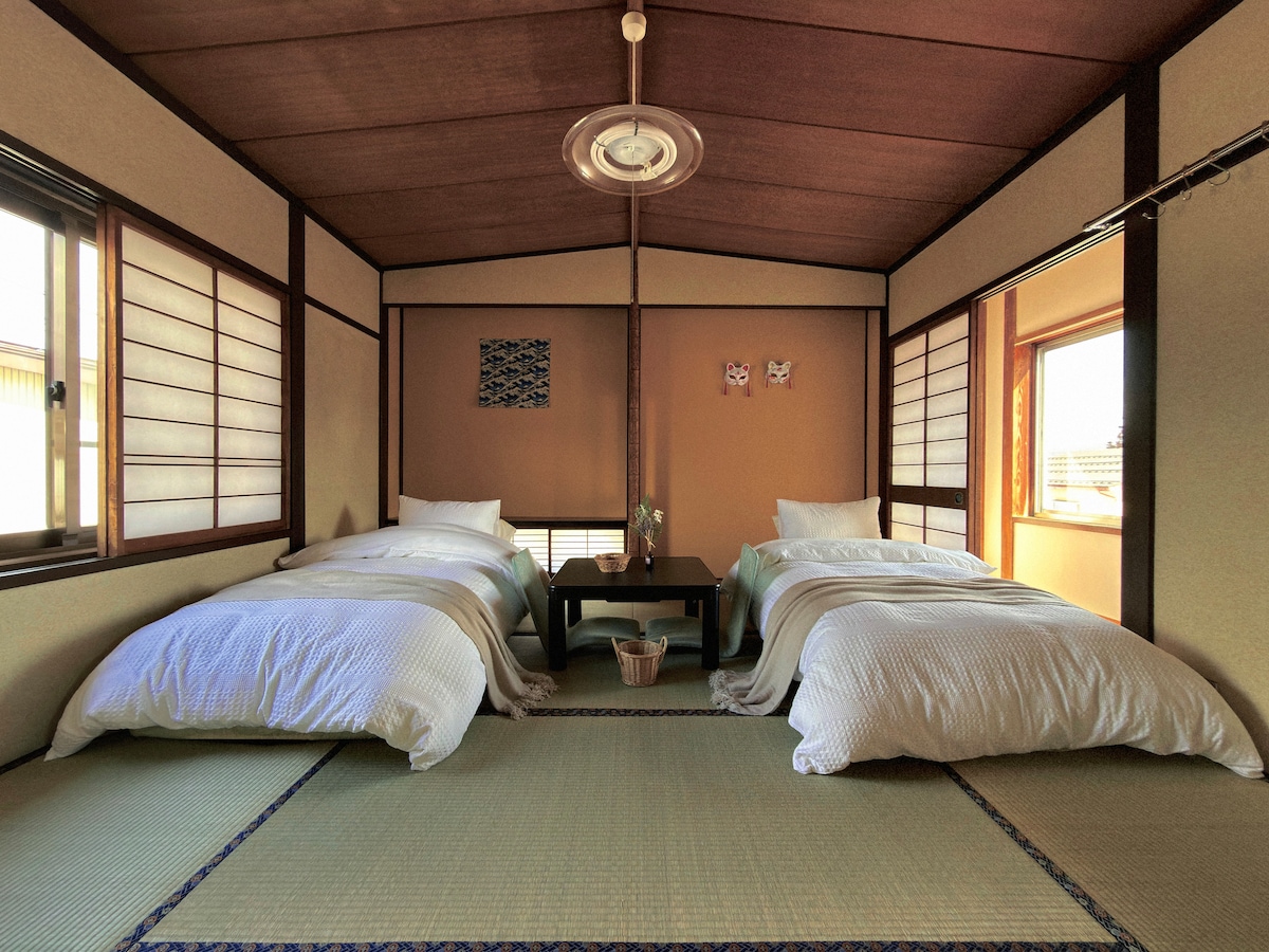 六合居 Rikugo Valley の和室。畳と障子に囲まれた、寝具2組を備える寝室